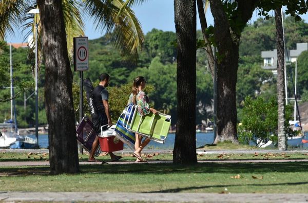 Bloqueio ignorado no estacionamento da Praia da Guarderia,em  por Fernando Madeira