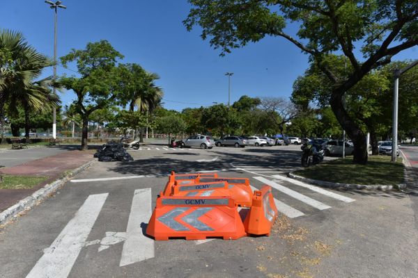 Bloqueio ignorado no estacionamento da Praia da Guarderia,em  por Fernando Madeira