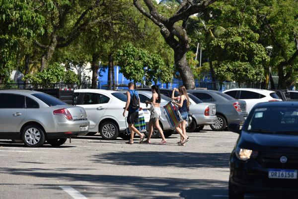 Bloqueio ignorado no estacionamento da Praia da Guarderia,em  por Fernando Madeira
