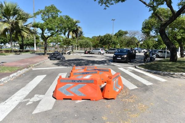 Bloqueio ignorado no estacionamento da Praia da Guarderia, em Vitória