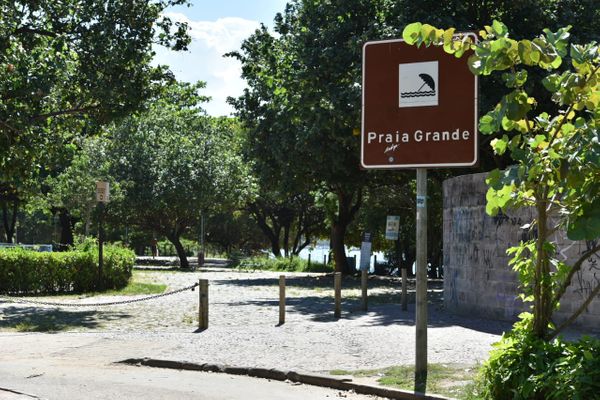 Ilha Ilha do Boi, em Vitória, com estacionamento bloqueado.  por Fernando Madeira