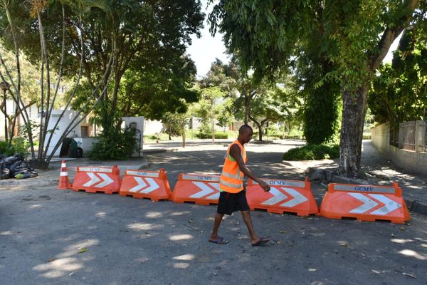 Ilha Ilha do Boi, em Vitória, com estacionamento bloqueado.  por Fernando Madeira