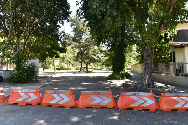 Ilha Ilha do Boi, em Vitória, com estacionamento bloqueado.  por Fernando Madeira