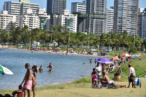 Movimento na Praia da Guarderia, em Vitória, neste domingo (28) por Fernando Madeira
