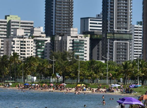 Movimento na Praia da Guarderia, em Vitória, neste domingo (28) por Fernando Madeira