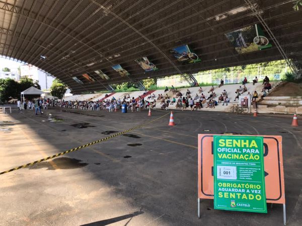 A prefeitura centralizou a vacinação de idosos com 70 anos ou mais, neste domingo (28), e moradores reclamaram do tempo de espera