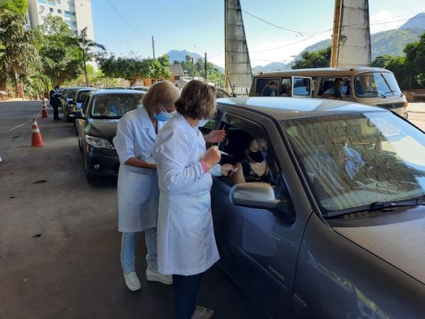 A prefeitura centralizou a vacinação de idosos com 70 anos ou mais, neste domingo (28), e moradores reclamaram do tempo de espera