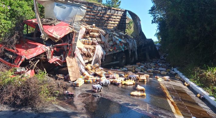 O veículo seguia em direção à Grande Vitória e se acidentou na altura do km 32, no distrito de Biriricas. O baú do caminhão foi todo danificado e parte da carga de suco ficou espalhada na pista. Fluxo segue em sistema de pare e siga