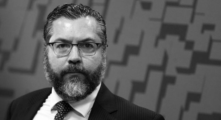 Jair Bolsonaro tem sido emparedado pelo Centrão, do qual depende politicamente, ao mesmo tempo que precisa sustentar sua base ideológica, desgastada por perdas simbólicas e concretas