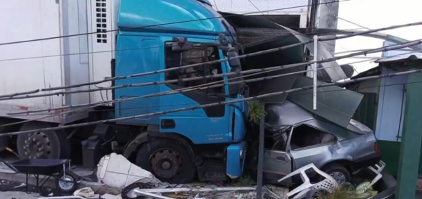 Carro ficou esmagado por caminhão desgovernado em São Mateus