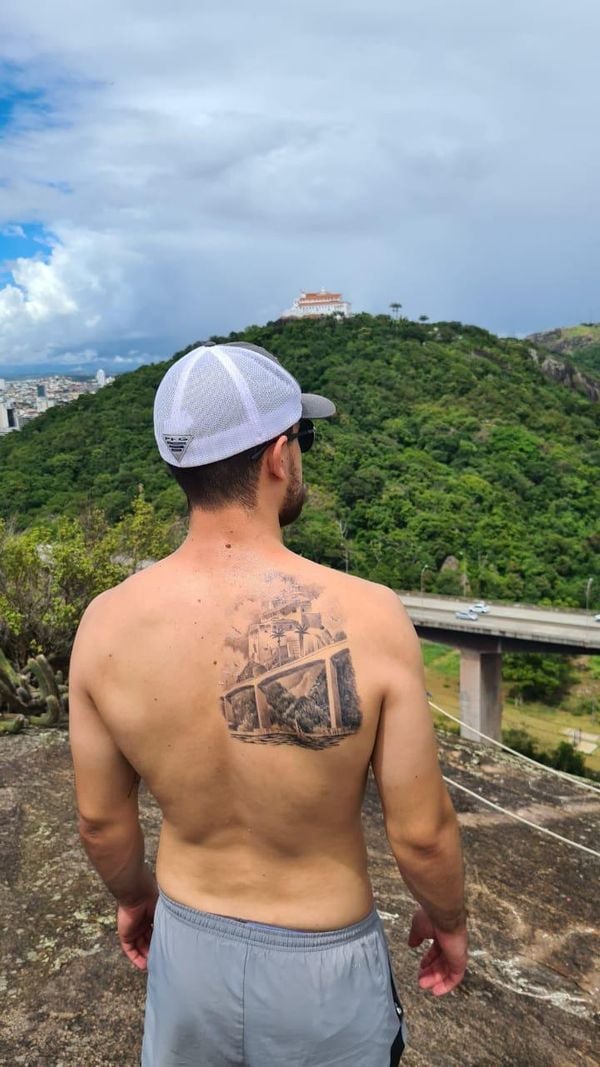 Ítalo Taylor, que mora nos EUA, tatuou o Convento da Penha como um gesto de fé e amor pelo Espírito Santo.