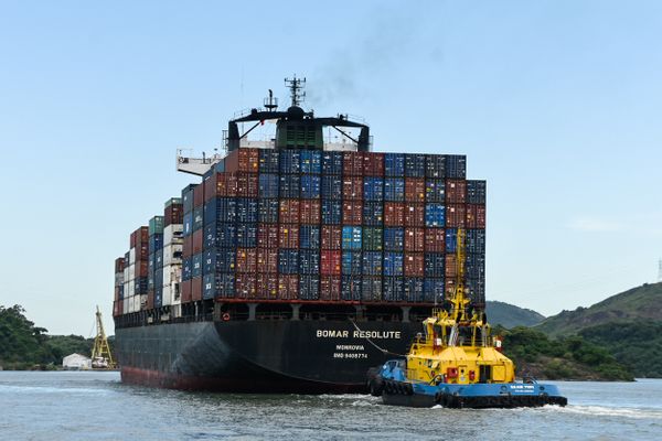 Manobra de navio carregado com containers no Porto de Vitória por Vitor Jubini