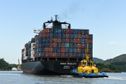 Manobra de navio carregado com containers no Porto de Vitória(Vitor Jubini)