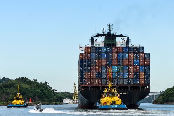 Manobra de navio carregado com containers no Porto de Vitória por Vitor Jubini