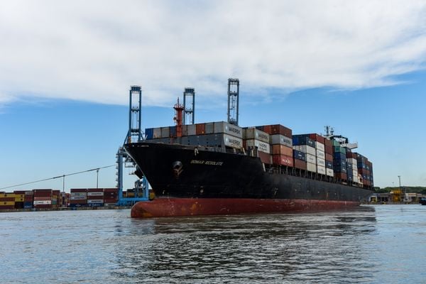 Manobra de navio carregado com containers no Porto de Vitória