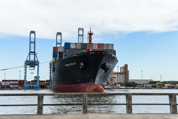 Manobra de navio carregado com containers no Porto de Vitória por Vitor Jubini