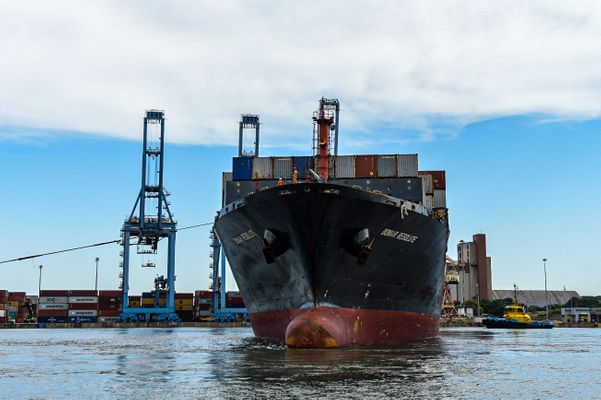 Manobra de navio carregado com containers no Porto de Vitória por Vitor Jubini