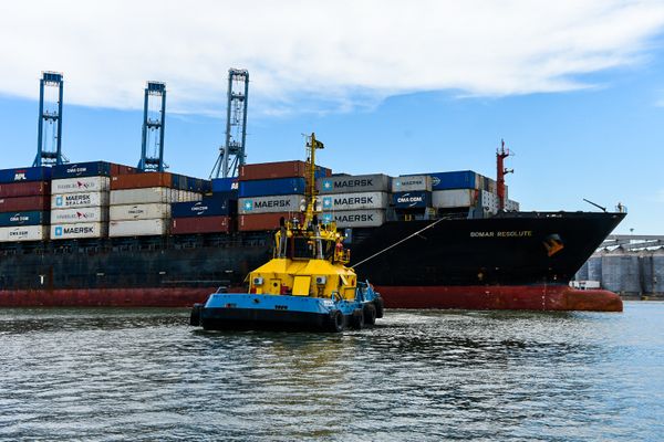 Manobra de navio carregado com containers no Porto de Vitória por Vitor Jubini