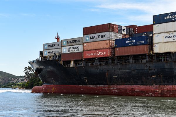Manobra de navio carregado com containers no Porto de Vitória