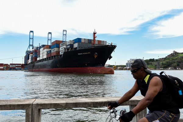 Manobra de navio carregado com containers no Porto de Vitória por Vitor Jubini