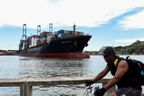 Manobra de navio carregado com containers no Porto de Vitória(Vitor Jubini)