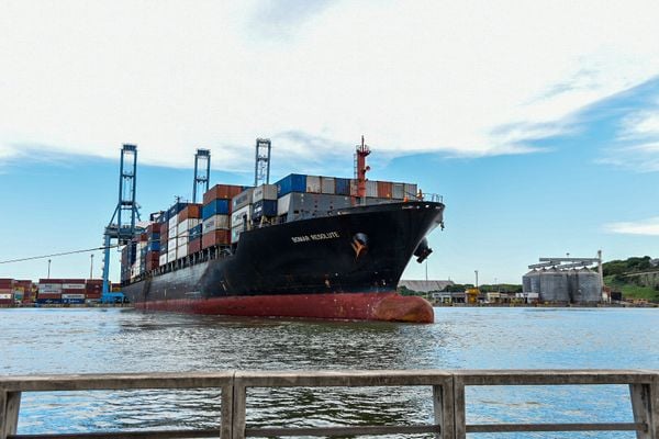 Manobra de navio carregado com containers no Porto de Vitória