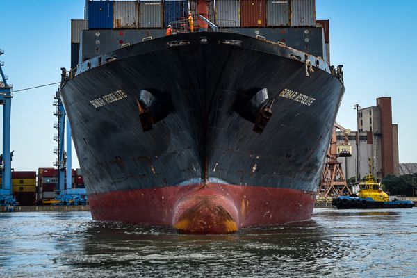Manobra de navio carregado com containers no Porto de Vitória por Vitor Jubini