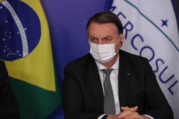 Presidente Jair Bolsonaro passou a usar máscara em meio à pandemia de Covid-19