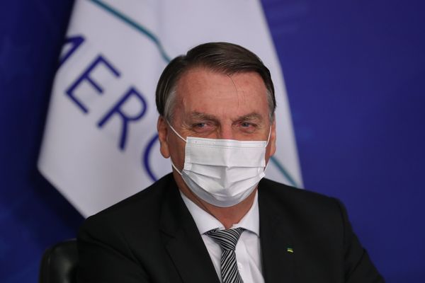 Após um ano de pandemia de Covid-19, presidente Jair Bolsonaro passou a usar máscara