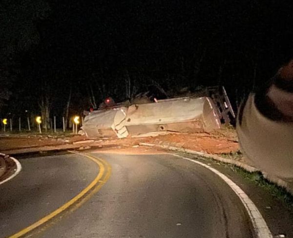 Carreta carregado de álcool tomba e interdita BR 482