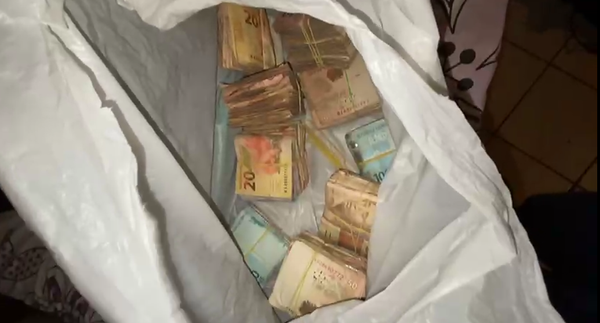 Dinheiro foi encontrado separado em quantias menores no forro do teto da casa