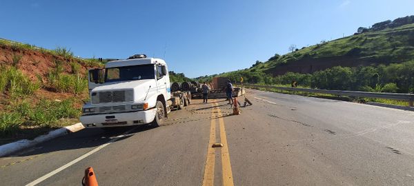 Funcionários do DER fazendo a limpeza e o reparo do buraco que o bloco fez na BR 259 por Gabriela Fardin | TV Gazeta Noroeste