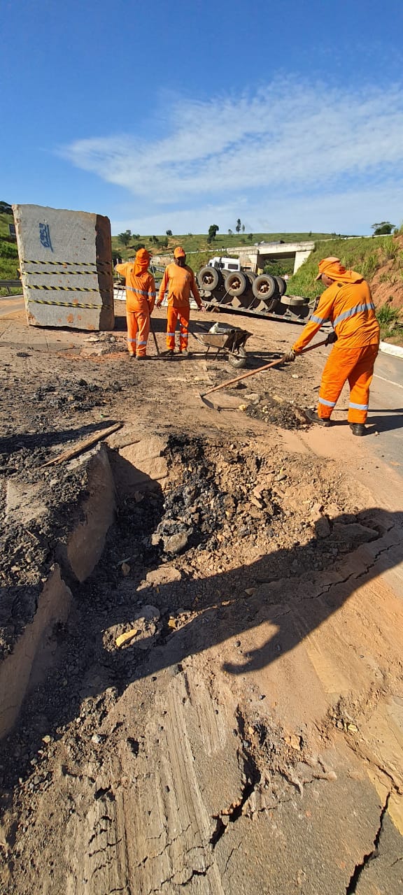 Funcionários do DER fazendo a limpeza e o reparo do buraco que o bloco fez na BR 259 por Gabriela Fardin | TV Gazeta Noroeste