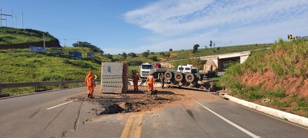 Funcionários do DER fazendo a limpeza e o reparo do buraco que o bloco fez na BR 259 por Gabriela Fardin | TV Gazeta Noroeste