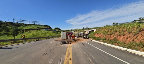 Funcionários do DER fazendo a limpeza e o reparo do buraco que o bloco fez na BR 259 por Gabriela Fardin | TV Gazeta Noroeste