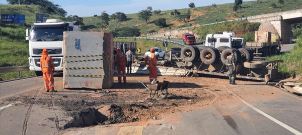 Funcionários do DER fazendo a limpeza e o reparo do buraco que o bloco fez na BR 259 por Gabriela Fardin | TV Gazeta Noroeste