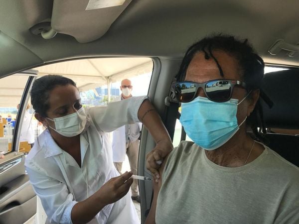 O cantor Djavan recebendo a vacina contra a Covid-19