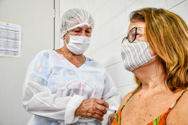Vacinação idosos profissionais de saúde Linhares