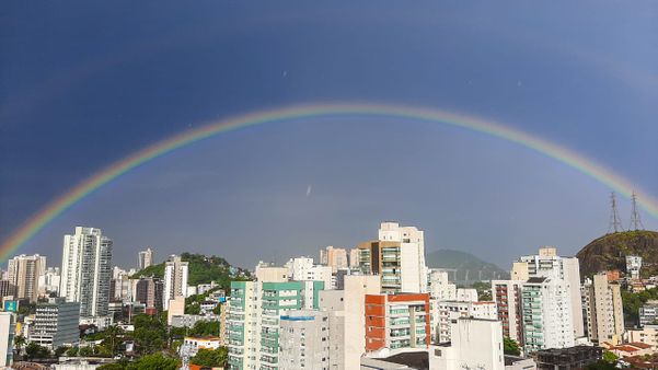 Após temporal, arco-íris colore o céu de Vitória
