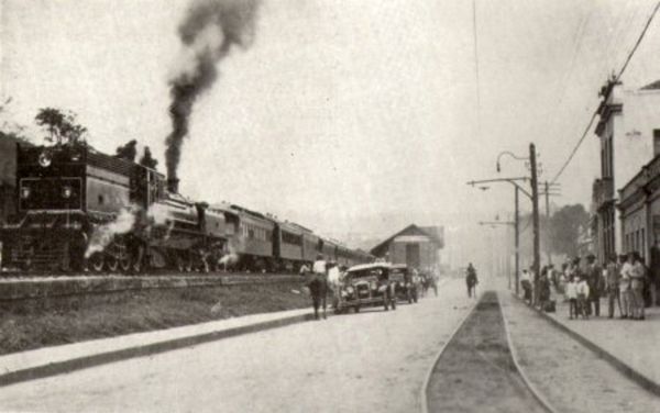 Locomotiva saindo de Cachoeiro de Itapemirim em 1930, município foi o centro do movimento republicano capixaba na década 1880