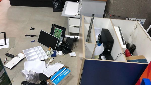 Segundo o proprietário, duas pessoas quebraram a vitrine e usaram um martelo para conseguir tirar a gaveta do caixa