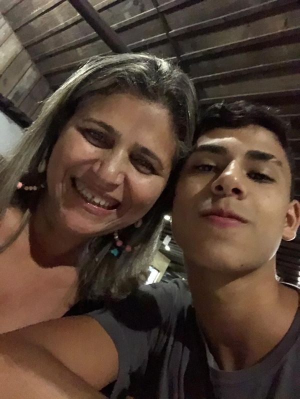 Patrícia e o filho Diego, agora com 17 anos