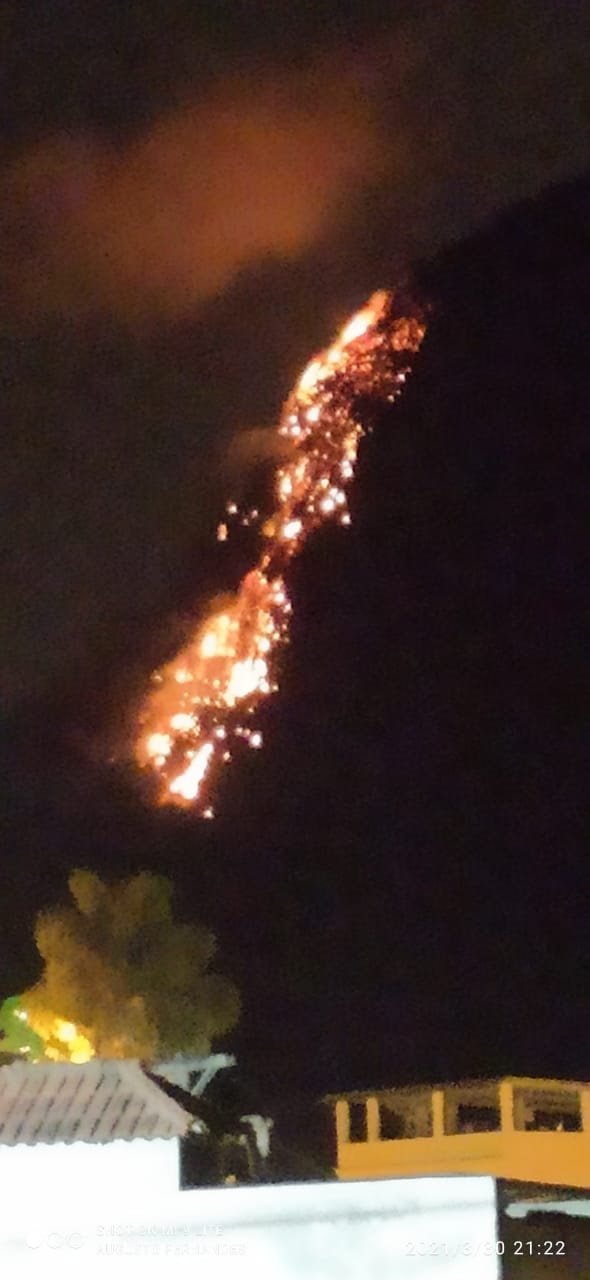 Raio atingiu e causou incêndio na Pedra do Moitão, em Atílio Vivacqua