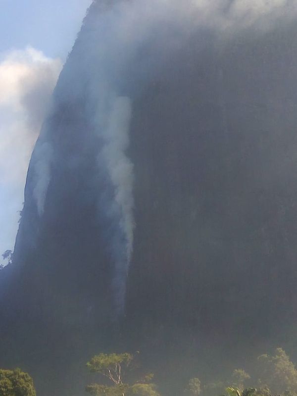 Raio atingiu e causou incêndio na Pedra do Moitão, em Atílio Vivacqua