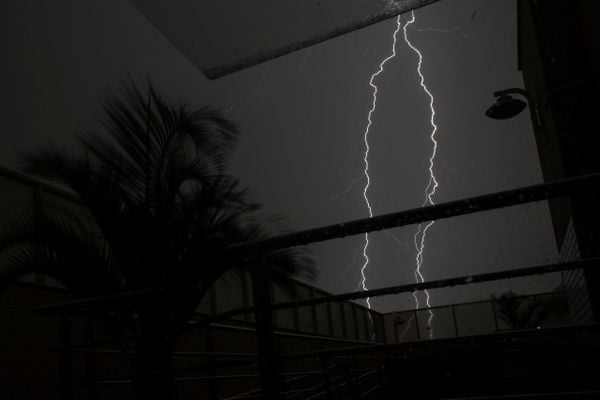 Tempestade de raios atingiu a Grande Vitória e interior do Espírito Santo na noite desta terça (30) e madrugada desta quarta-feira (31)