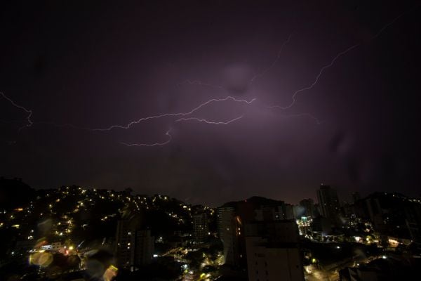 Tempestade de raios atingiu a Grande Vitória e interior do Espírito Santo na noite desta terça (30) e madrugada desta quarta-feira (31) por Vitor Jubini