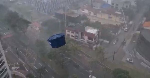 Vento provocado por temporal faz caixa d'água sair voando de prédio na Enseada do Suá, em Vitória