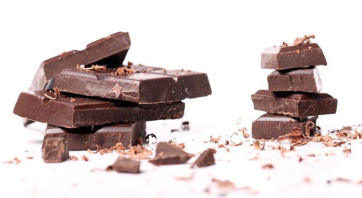 Dizer que o chocolate causa acne em todas as pessoas é mito. Ele é um fator desencadeante da acne em quem já tem predisposição