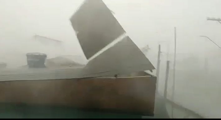 Um morador flagrou em vídeo o momento que as telhas são levadas pelo vento. Estragos da tempestade também foram registrados em Pancas, Vila Valério, São Domingos e São Gabriel da Palha