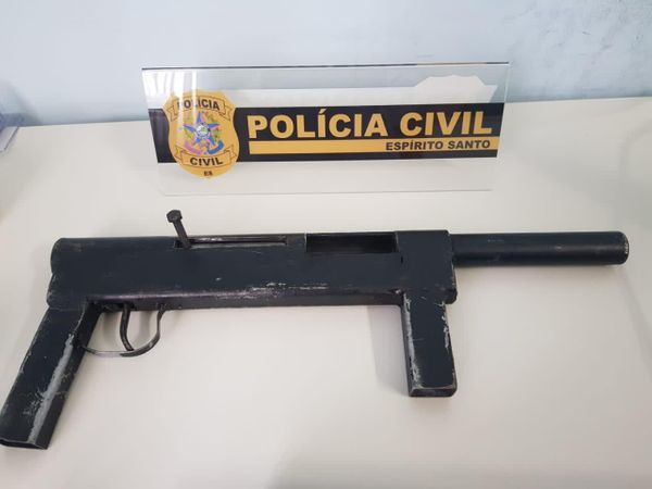 Arma foi encontrada na casa do suspeito 